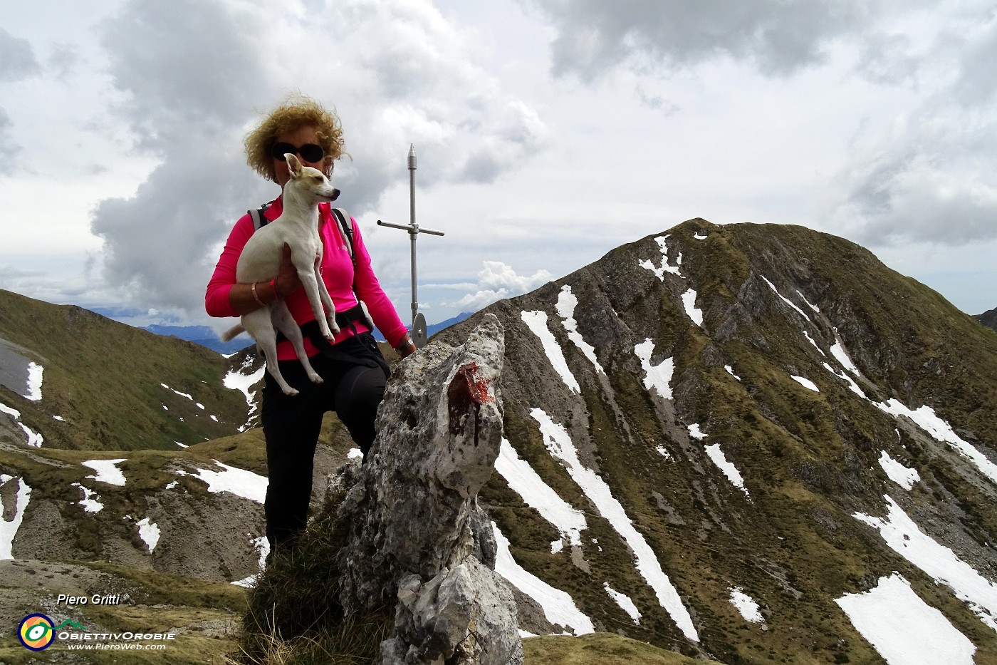 53 Piccola croce su roccetta con vista in Cima degli Agnelli.JPG -                                